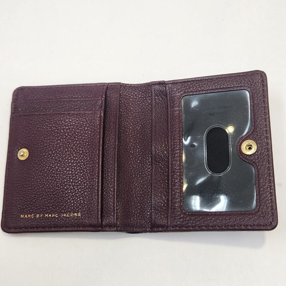 Marc by Marc Jacobs Classic Q Bifold Wallet Single Snap Closure Maroon Leather - Picture 5 of 7
